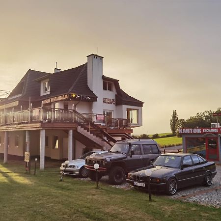 Hotelik Dworek Legnickie Pole 4Km Od Legnicy Exterior photo
