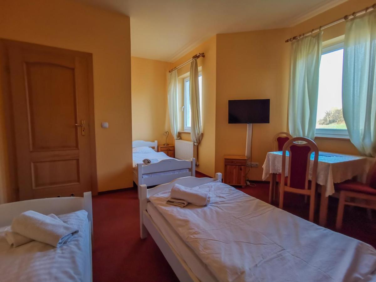 Hotelik Dworek Legnickie Pole 4Km Od Legnicy Exterior photo