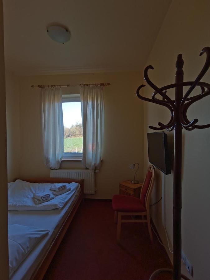 Hotelik Dworek Legnickie Pole 4Km Od Legnicy Exterior photo