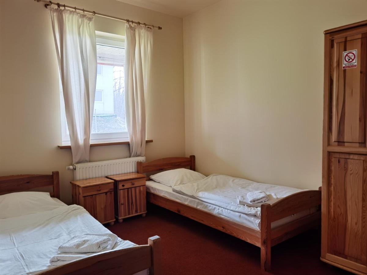Hotelik Dworek Legnickie Pole 4Km Od Legnicy Exterior photo