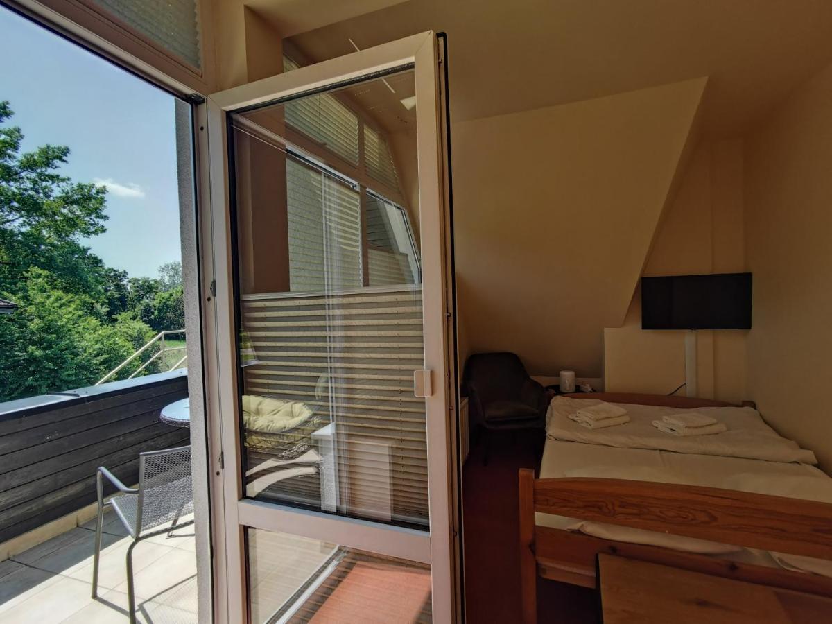 Hotelik Dworek Legnickie Pole 4Km Od Legnicy Exterior photo