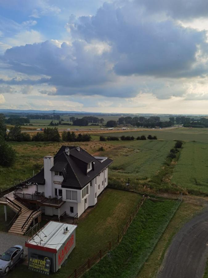 Hotelik Dworek Legnickie Pole 4Km Od Legnicy Exterior photo