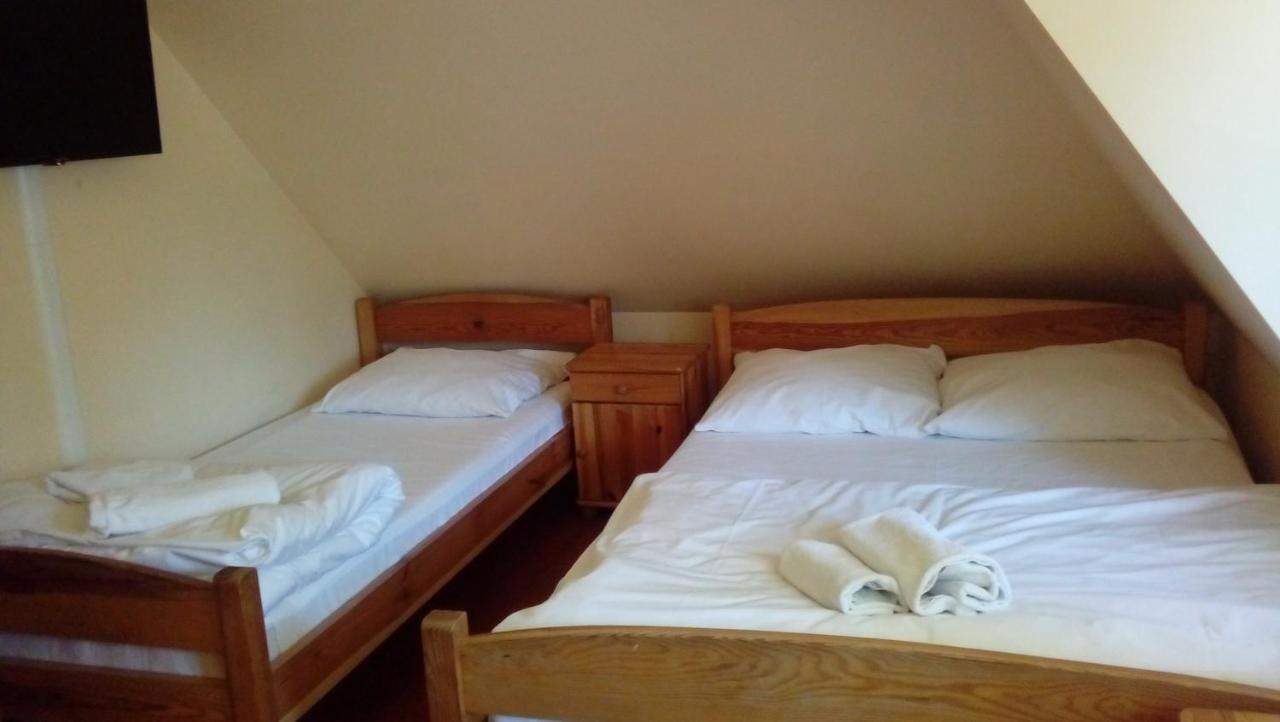 Hotelik Dworek Legnickie Pole 4Km Od Legnicy Exterior photo